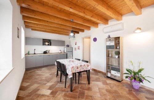 Caprino Veronese Apartment | Inviting Casale la Coccinella Lavanda - 9/10 Guest Rated