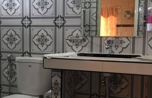 Cienfuegos House | Inviting Casangol: Spa Retreat with Breakfast & Family Friendly