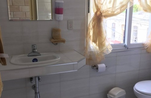 Cienfuegos House | Inviting Casangol: Spa Retreat with Breakfast & Family Friendly
