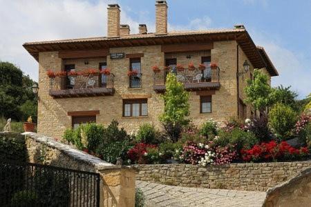 Eraul House | Discover Casar Rural Lazkua: Pet-Friendly Retreat with Pool