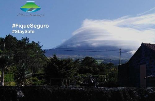 Sao Roque do Pico House | Pet-Friendly Casas Alto da Bonança with Oceanfront Pool