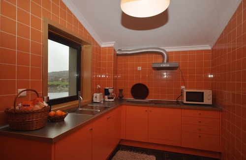 Negroes Cottage | Cozy Ocean View Retreat: Casas Avelã Brava for Two
