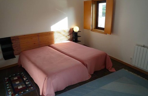 Negroes Cottage | Cozy Ocean View Retreat: Casas Avelã Brava for Two