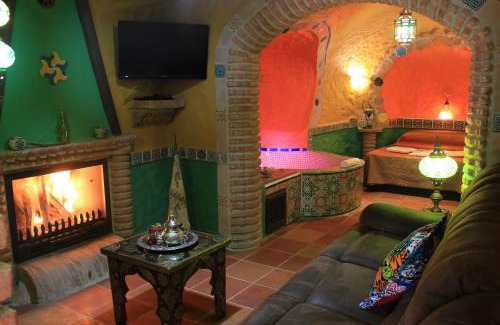 Hinojares House | Pet-Friendly Casas Cueva Cazorla with Oceanfront Pool
