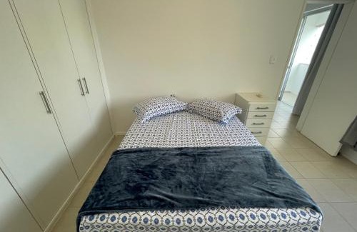 Ondina Apartment | Casas da Geo - Jardim Apipema - Quarto e Sala - Circuito do Carnaval