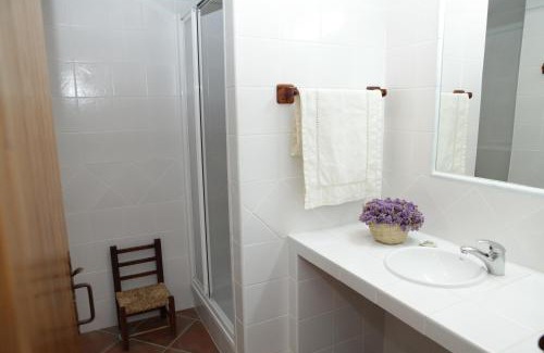 Junqueira House | Inviting Oceanfront Stay at Casas do Palheiro Velho