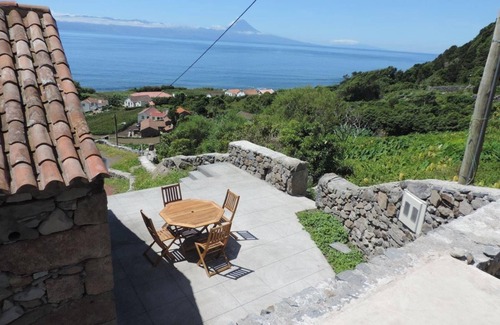 Faja dos Vimes Cottage | Guest Rated 10/10: Casas dos Vimes with Family-Friendly Amenities