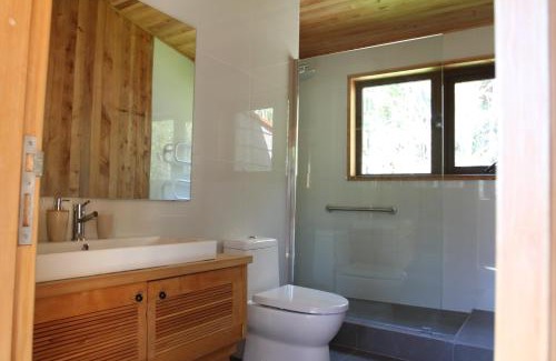 Chonchi House | Beachfront Retreat: Casas Martín Pescador, Lago Huillinco