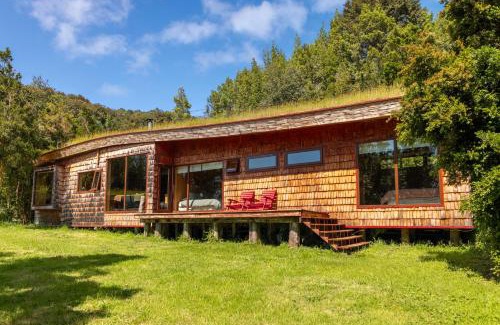 Chonchi House | Beachfront Retreat: Casas Martín Pescador, Lago Huillinco