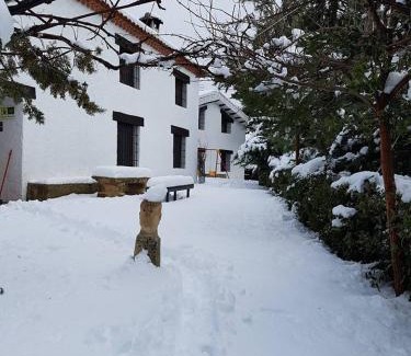 Yeste House | Cozy Casas Rurales Camaretas with Ocean Views & Hot Tub