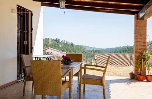Santa Ana la Real Cottage | Guest Rated Casas Rurales Los Montes with Pool & Kitchen