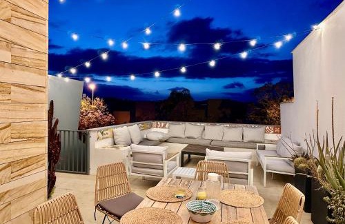 San Roque Villa | Casa de la Risa: Rooftop Pool and Oceanfront Escape