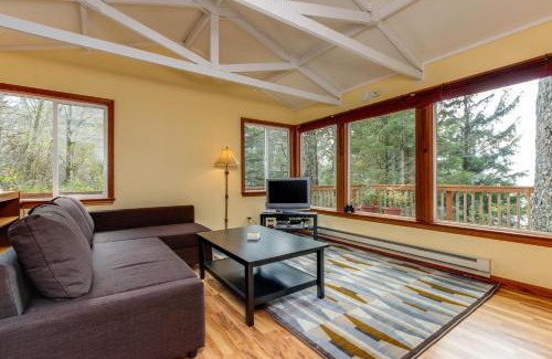 Otis House | Relaxing Cascade Head Salmon River Getaway with Pool