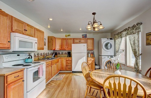 Cascade Hotel | Eco-Friendly Cascade Lake Inn with Pool and Hot Tub Access