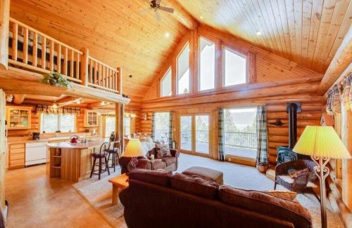 Cascade House | Pet-Friendly Cascade Lakeview Log Cabin with Top Ratings