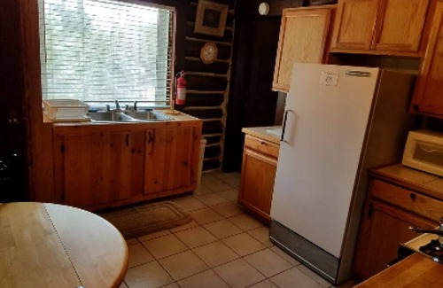 Colorado Springs Cabin | Cozy Cascade Log Cabin with Breakfast & Family Amenities