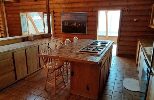 Colorado Springs Cabin | Cozy Cascade Log Cabin with Breakfast & Family Amenities