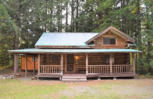 Packwood Cabin | Cozy Cascade Log Cabin | Pet-Friendly with Modern Amenities