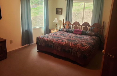 Grants Pass Cabin | Explore the Family-Friendly Cascade Mountain Ranch Retreat