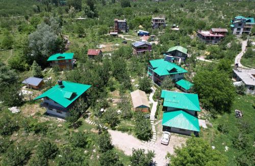 Manali Bed & Breakfast | Pet-Friendly Cascade Mountain Retreat with Ocean View