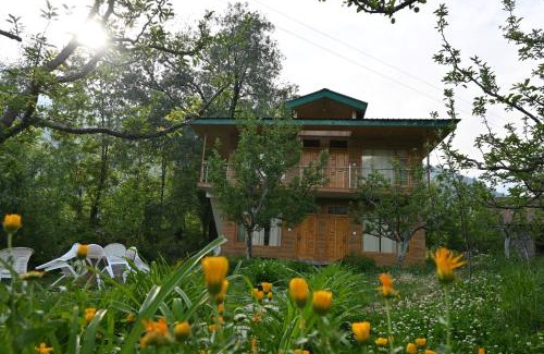 Manali Bed & Breakfast | Pet-Friendly Cascade Mountain Retreat with Ocean View
