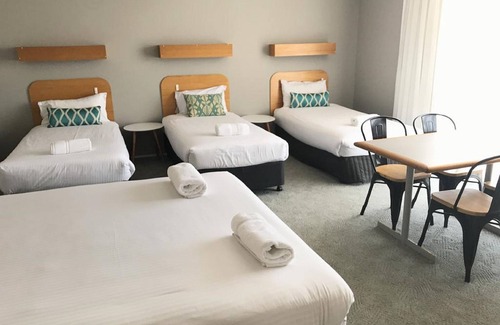 Dubbo Hotel | Comfortable Stay at Cascades Motor Inn with Pool & Dining