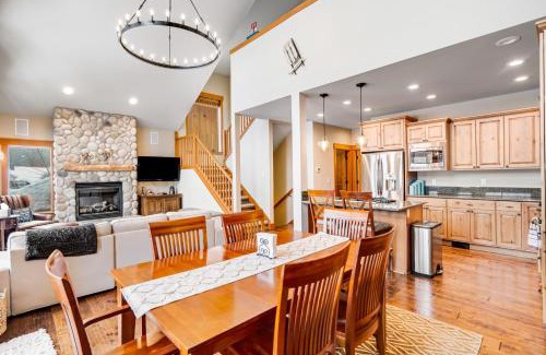 Snoqualmie Pass House | Relax at Cascadia Clouds Chalet with Hot Tub & Pet-Friendly Options