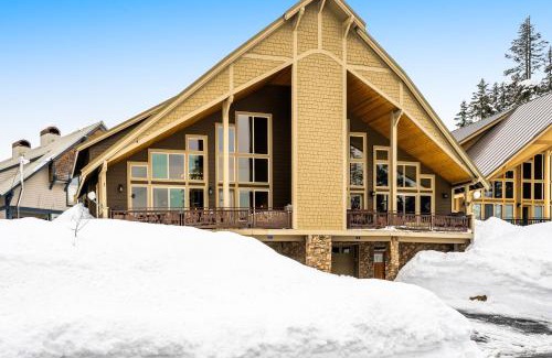 Snoqualmie Pass House | Relax at Cascadia Clouds Chalet with Hot Tub & Pet-Friendly Options