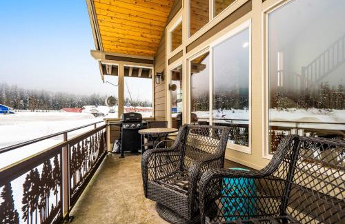 Snoqualmie Pass House | Relax at Cascadia Clouds Chalet with Hot Tub & Pet-Friendly Options