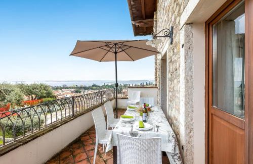 Padenghe sul Garda House | Relaxing Agriturismo Cascina Crocelle with Oceanfront Amenities