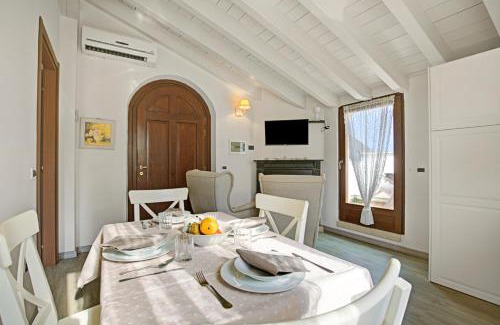 Padenghe sul Garda House | Relaxing Agriturismo Cascina Crocelle with Oceanfront Amenities