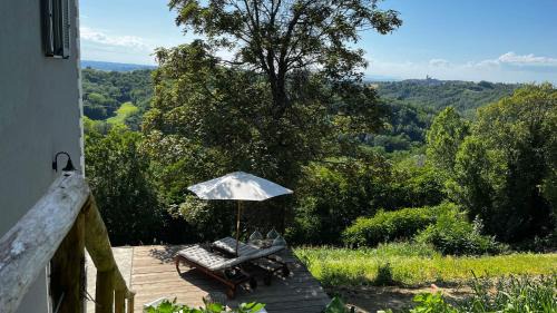 Canove Bed & Breakfast | Gaze at the Ocean from Cascina GianTino's Suite Sughero