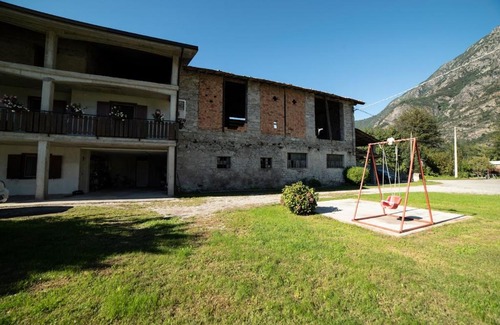 Samolaco House | Highly Rated Cascina Pirondini: Family-Friendly Getaway
