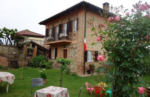 Collina del Negro House | Discover CASCINA SAN SECONDO: Pet Friendly with Pool
