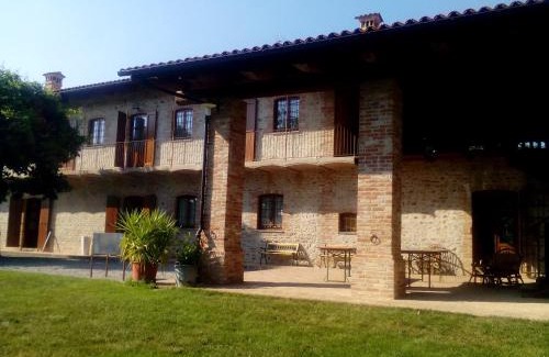 Farigliano House | Discover Cascina Stralla: Pet-Friendly Retreat with Breakfast