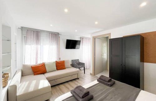 Andorra la Vella Apartment | Casco Antiguo: Scenic Balcony Views for Family Getaways