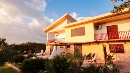 Sciacca House | Case Bongiovi: Pet Friendly Retreat with Ocean Views