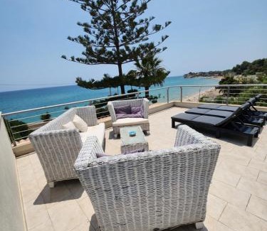 Gallina Apartment | Pet-Friendly Case Gallina: Oceanfront Retreat with Views
