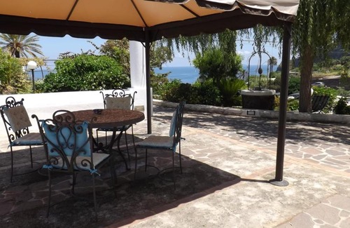 Malfa Apartment | Charming Villa Lory: Guest Rated 9/10 with Breakfast Included