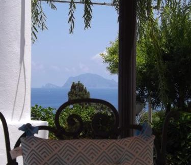 Malfa Apartment | Charming Villa Lory: Guest Rated 9/10 with Breakfast Included