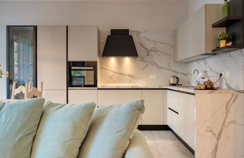 Washington Apartment | Elegant Central Apartment with Spa and Breakfast Amenities
