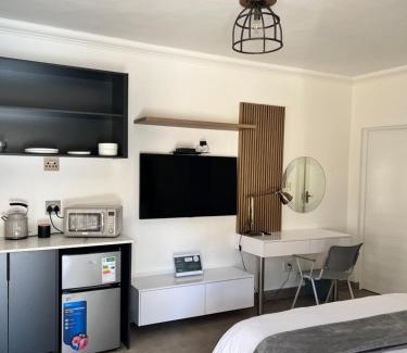 Klerksdorp House | Delightful Casero Guesthouse with a Refreshing Pool