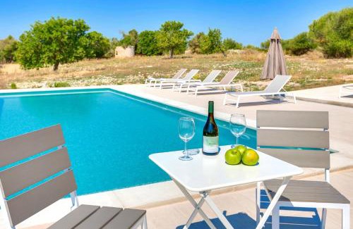 Vilafranca de Bonany Villa | Relaxing Villa Amazing Vilafranca with Pool & High Guest Rating