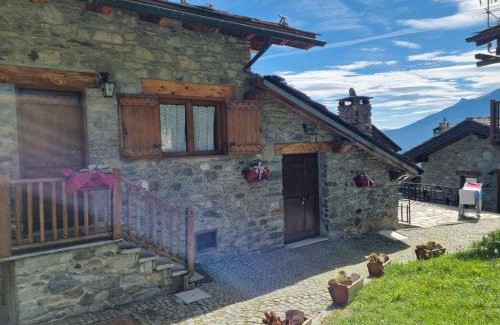 Artaz Vieu Apartment | Cozy Casetta con Camino: Pet & Child Friendly Retreat