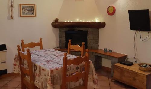 Artaz Vieu Apartment | Cozy Casetta con Camino: Pet & Child Friendly Retreat
