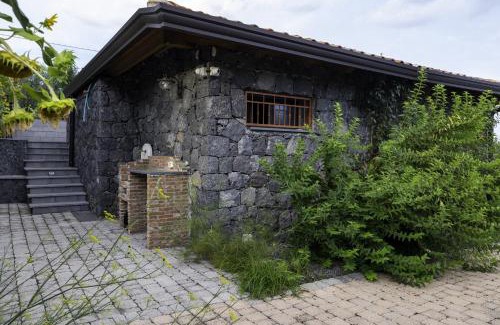 Viagrande House | Guest Rated 9.8: Casetta delle Rose sull'etna Retreat