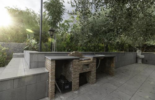 Viagrande House | Guest Rated 9.8: Casetta delle Rose sull'etna Retreat