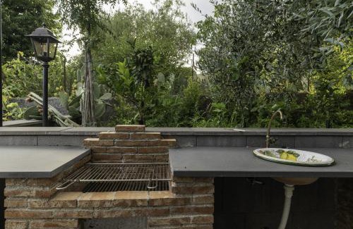 Viagrande House | Guest Rated 9.8: Casetta delle Rose sull'etna Retreat