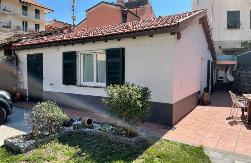Chiavari House | Outstanding Casetta di Chri: Oceanfront with Pet-Friendly Perks
