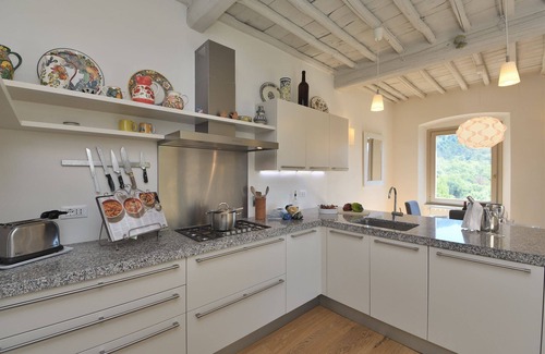 Gaiole in Chianti Villa | Inviting Casetta Kiwi: Poolside Retreat in Chianti